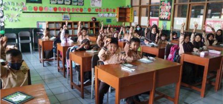 Medion Ajak Ratusan Siswa Makan Telur Bersama