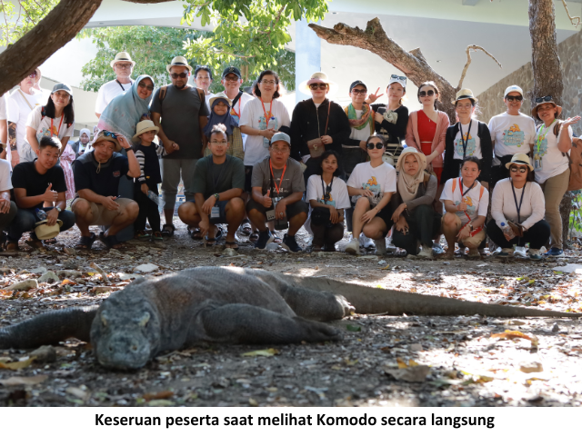 Keseruan peserta saat melihat Komodo secara langsung