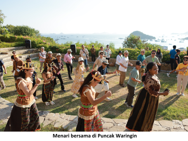 Menari bersama di Puncak Waringin